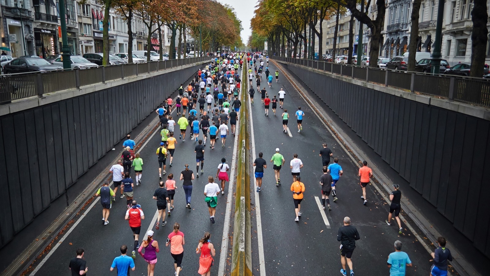 Foule de coureurs sur une avenue lors d'un marathon, vue de haut