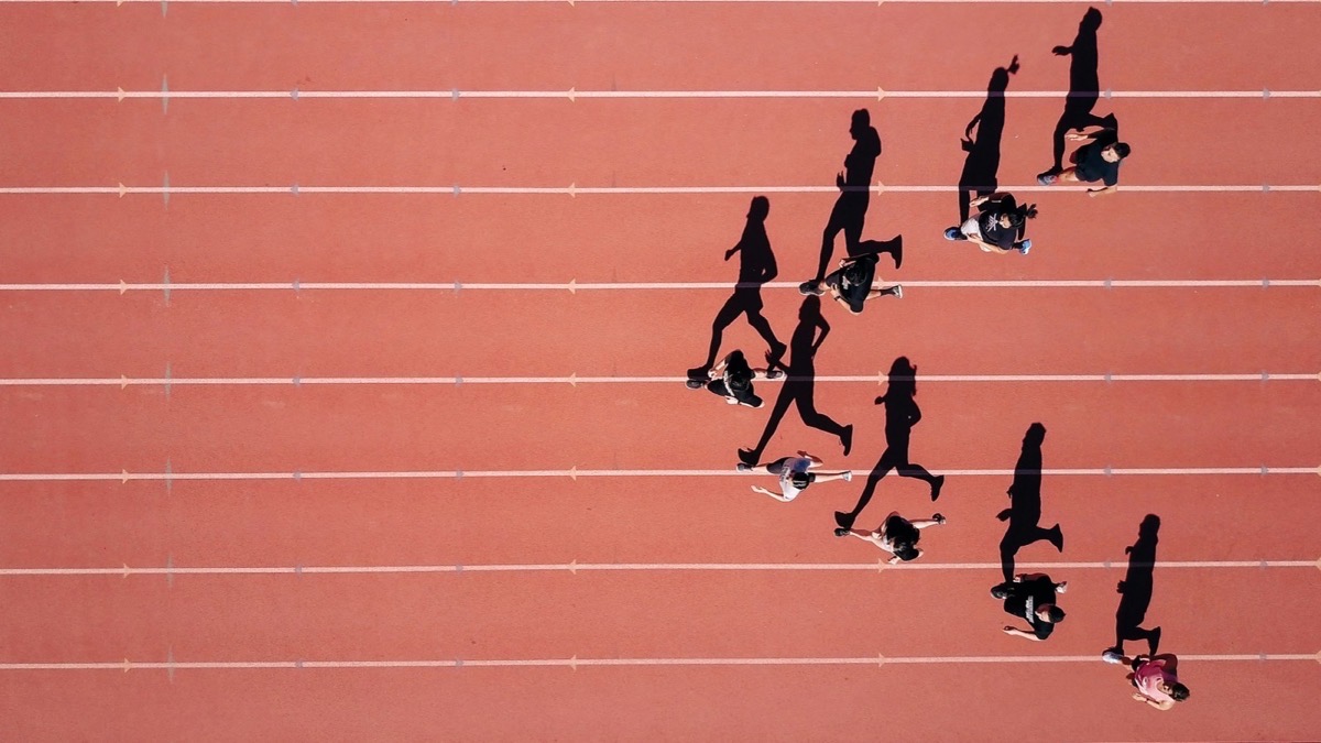 Vue aérienne de coureurs sur une piste d'athlétisme rouge