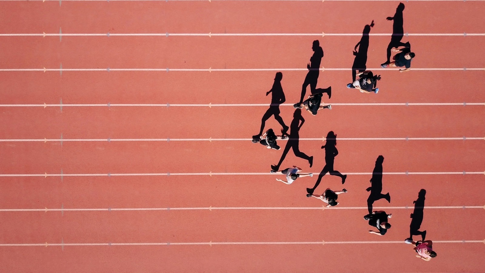 Vue aérienne de coureurs sur une piste d'athlétisme rouge